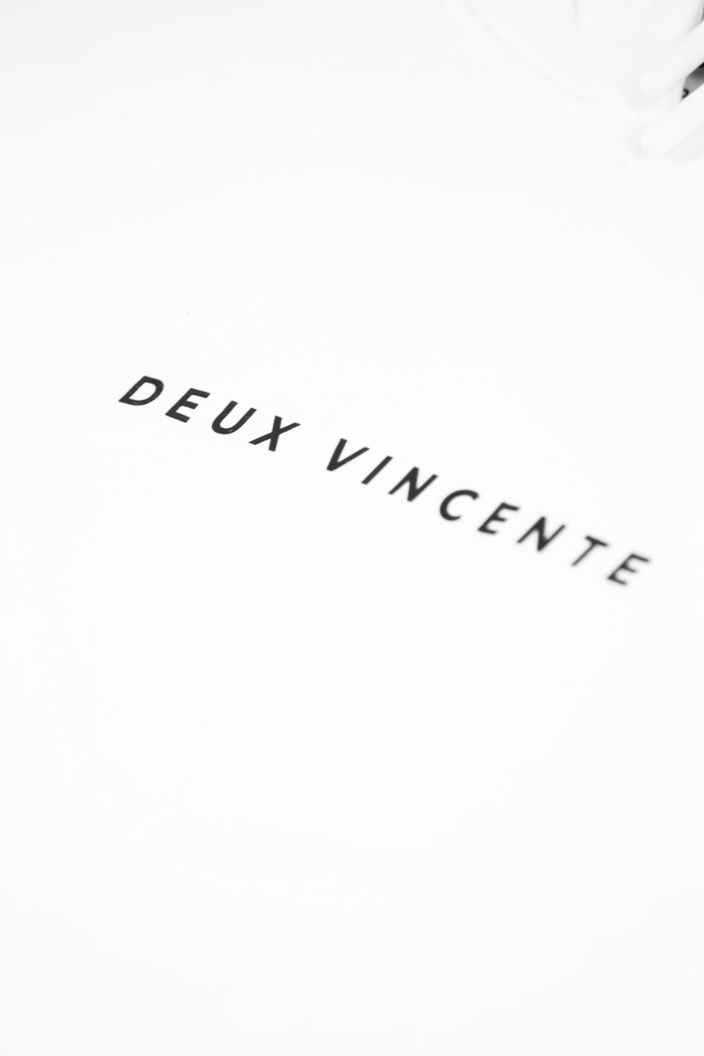 Text 'DEUX VINCENTE' on a white hoodie