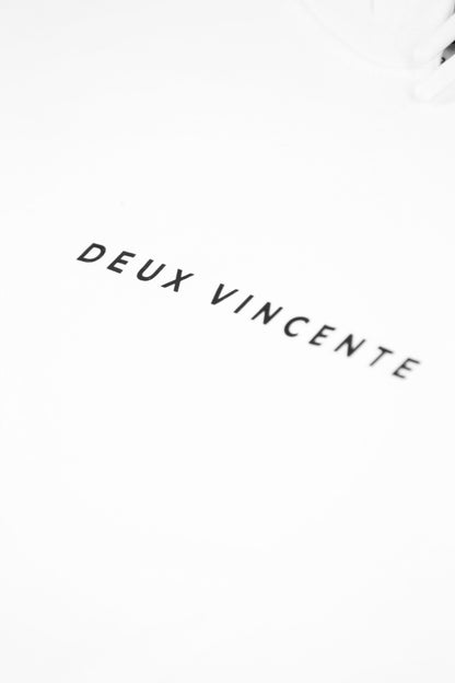 Text 'DEUX VINCENTE' on a white hoodie